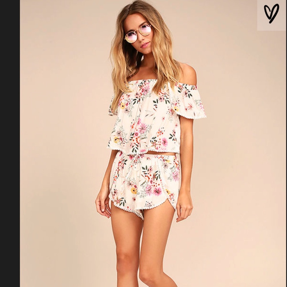 NEW! Lulu’s White floral print shorts